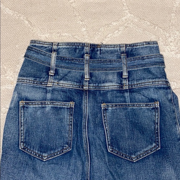 Medium Wash jeans with corset-like high waist. - Picture 4 of 4